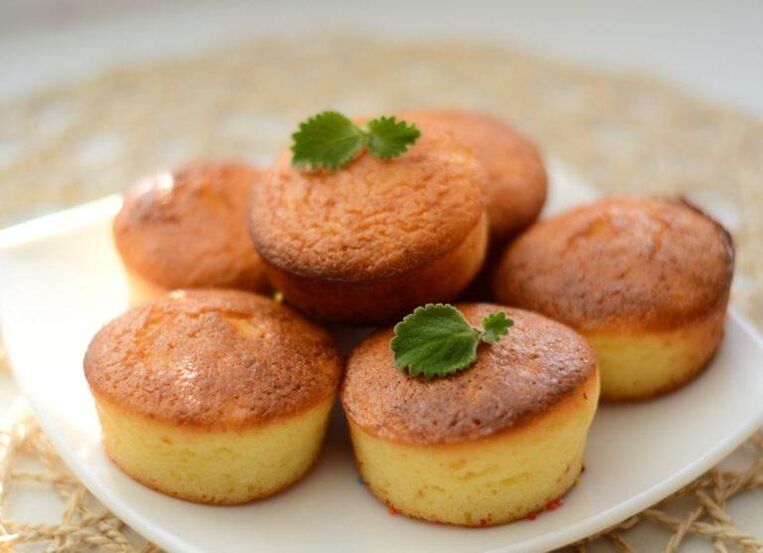 Pfannkuchen mit Hüttenkäse sind ein beliebtes Gericht auf dem Six Petals Diet Milk Day Menu. 