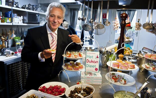 Pierre Dukan umgeben von Diätgerichten