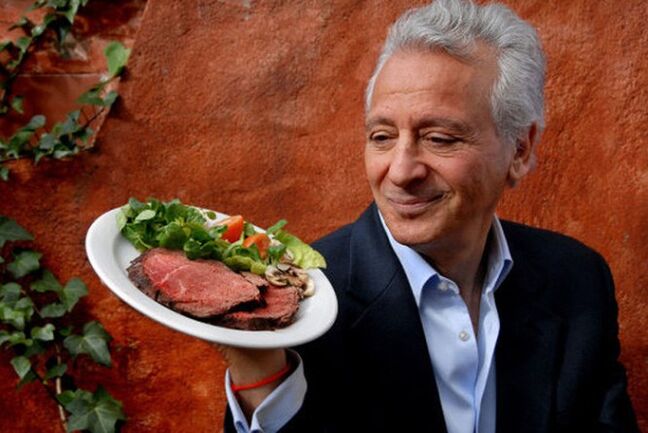 Pierre Ducan mit einem Gericht aus Fleisch und Gemüse