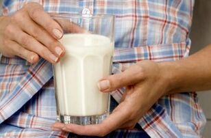 Ein Mädchen nimmt mit Kefir ab.