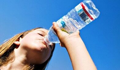 Trinken Sie einen Monat lang Diät, um Gewicht zu verlieren.