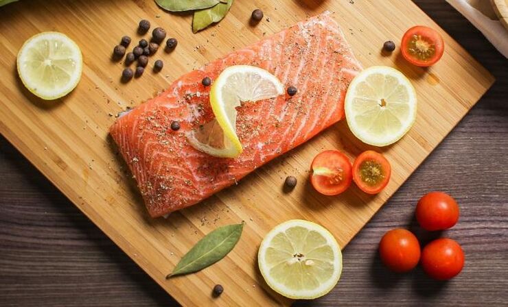 Fisch mit Gemüse, um auf Diät Gewicht zu verlieren. 